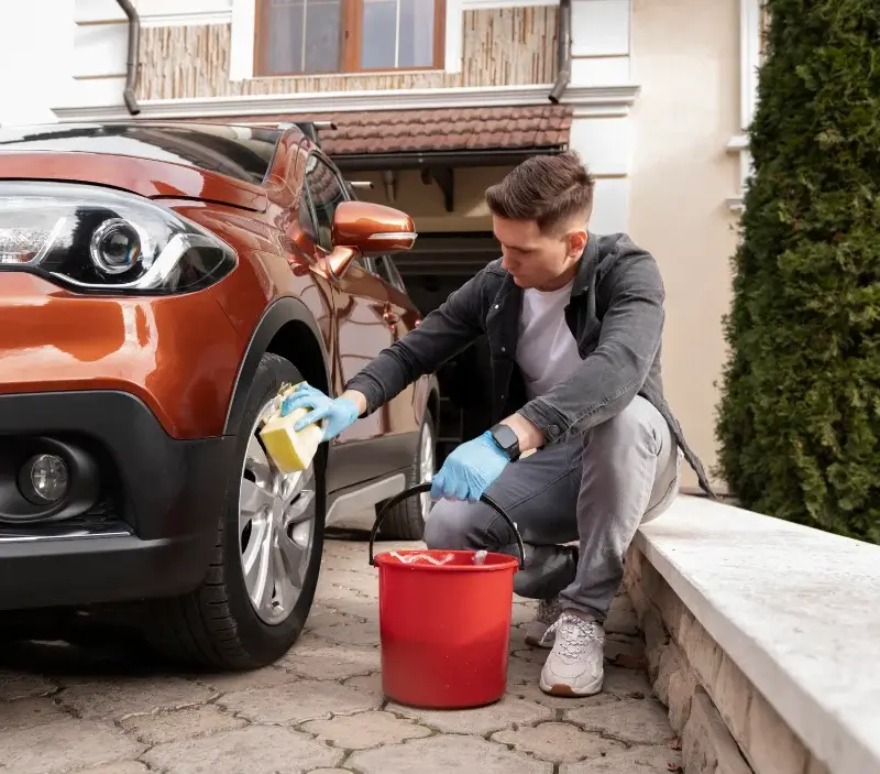 Lavage auto à domicile Laval-Roquecezière : professionnel intervenant sur un véhicule
